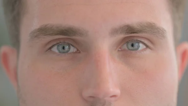 Nahaufnahme Der Blinkenden Augen Eines Jungen Mannes — Stockfoto