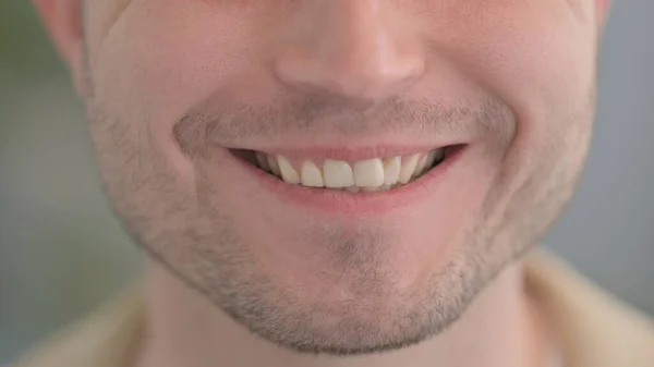 笑顔の若い男の唇と歯のクローズアップ — ストック写真