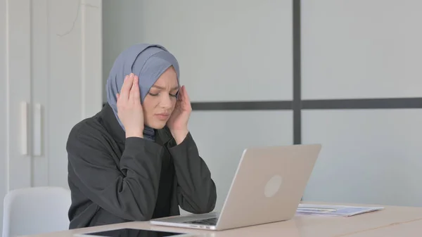 Muselman Affärskvinna Med Huvudvärk Arbeta Laptop — Stockfoto