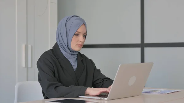 忙しいムスリムビジネスマンノートパソコンで働く女性 — ストック写真