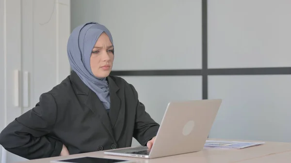 Μουσουλμάνα Επιχειρηματίας Πόνο Στην Πλάτη Που Εργάζεται Φορητό Υπολογιστή — Φωτογραφία Αρχείου