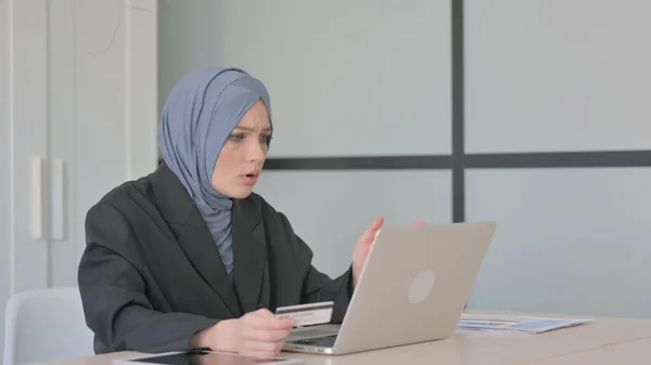 Невдала Онлайн Покупка Мусульманської Ділової Жінки Сайті Laptop — стокове фото