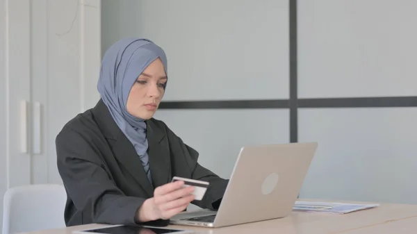 穆斯林女商人在笔记本电脑上进行网上购物 — 图库照片