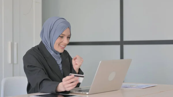 Успішна Онлайн Покупка Мусульманської Ділової Жінки Сайті Laptop — стокове фото