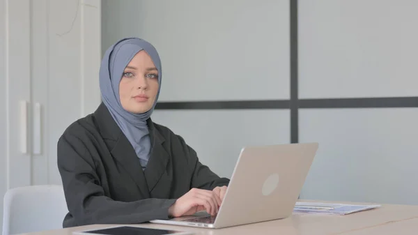 Muszlim Üzletasszony Laptopon Dolgozik Kamera Felé Néz — Stock Fotó