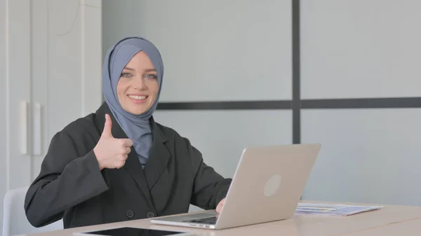 Kciuki Górę Przez Muzułmańskich Businesswoman Laptopie — Zdjęcie stockowe