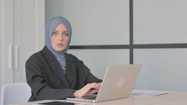 Megdöbbent Muszlim Üzletasszony Dolgozik Laptop — Stock Fotó