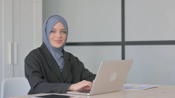 Muslimische Geschäftsfrau Zeigt Mit Dem Finger Und Schüttelt Den Kopf — Stockfoto