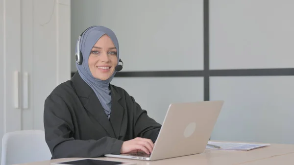 Мусульманська Ділова Жінка Штаб Квартирою Посміхається Камері Колл Центрі — стокове фото