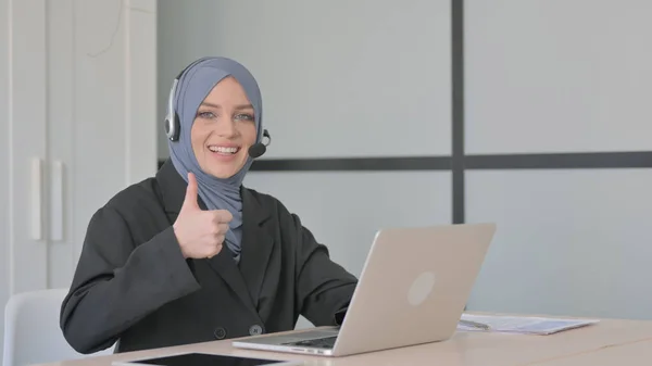 Duimen Omhoog Door Moslim Zakenvrouw Met Headset Call Center — Stockfoto