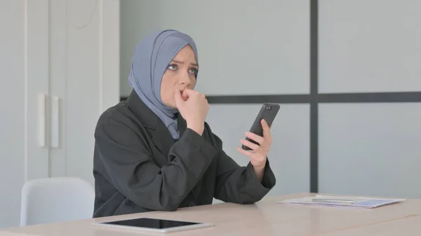 Verärgerte Muslimische Geschäftsfrau Schockiert Mit Smartphone — Stockfoto