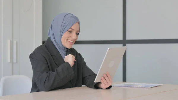 Online Videochatt Surfplatta Muslimsk Affärskvinna — Stockfoto