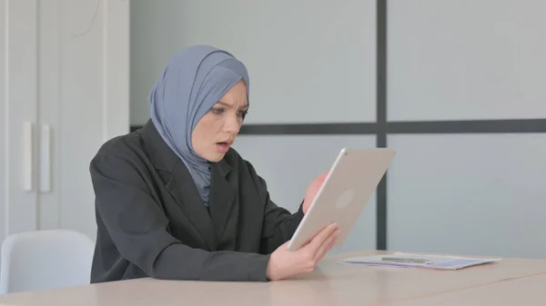 Femme Affaires Musulmane Bouleversé Par Perte Sur Tablette — Photo