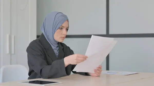Muslimische Geschäftsfrau Liest Dokumente Bei Der Arbeit Papierkram — Stockfoto