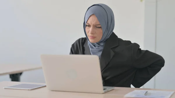 Μουσουλμάνα Επιχειρηματίας Πόνο Στην Πλάτη Που Εργάζεται Φορητό Υπολογιστή — Φωτογραφία Αρχείου