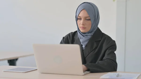 Зайнята Мусульманська Бізнес Леді Працює Ноутбуці — стокове фото