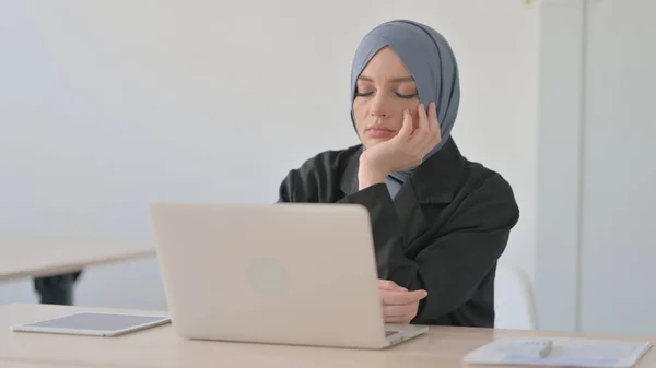 疲惫的穆斯林女商人在办公室里睡觉 需要休息 — 图库照片