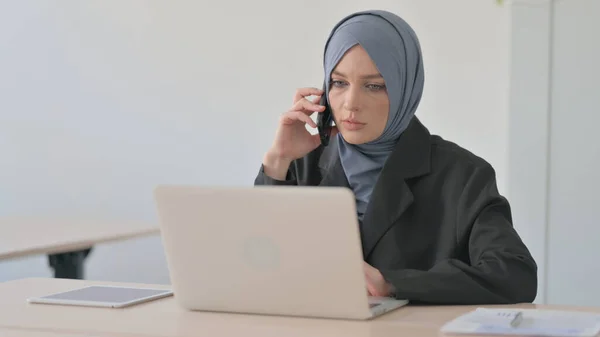 穆斯林女商人在工作中通过电话交谈 — 图库照片