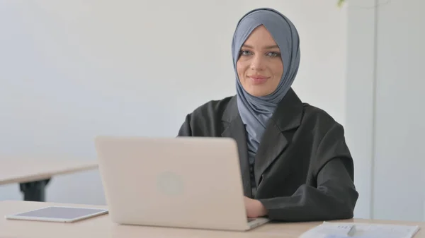 Sim Mulher Negócios Muçulmana Apontar Dedo Cabeça Tremer — Fotografia de Stock