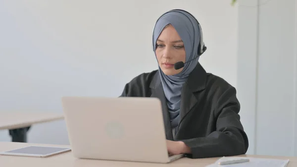 Мусульманська Ділова Жінка Головним Офісом Працює Ноутбуці — стокове фото