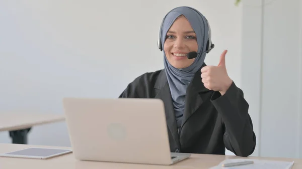 Duimen Omhoog Door Moslim Zakenvrouw Met Headset Call Center — Stockfoto