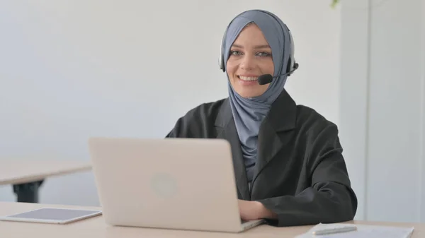 Muslimische Geschäftsfrau Mit Headset Lächelt Callcenter Kamera — Stockfoto