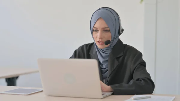 Μουσουλμάνα Επιχειρηματίας Ακουστικά Μιλώντας Πελάτες Απευθείας Σύνδεση Στο Τηλεφωνικό Κέντρο — Φωτογραφία Αρχείου