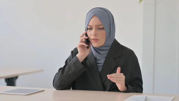 Ενοχλημένη Μουσουλμάνα Επιχειρηματίας Ουρλιάζοντας Στο Smartphone — Φωτογραφία Αρχείου