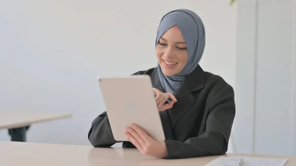 Online Video Chat Tablet Muslim Businesswoman — стокове фото