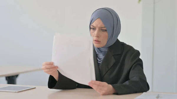 令人沮丧的穆斯林女商人对商业报告 损失的反应 — 图库照片