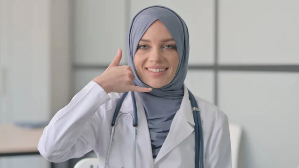 Porträt Einer Muslimischen Ärztin Beim Online Videochat — Stockfoto