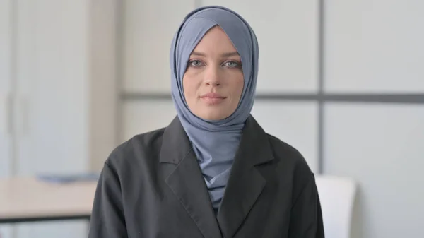 Porträt Einer Seriösen Muslimischen Geschäftsfrau Die Die Kamera Blickt — Stockfoto