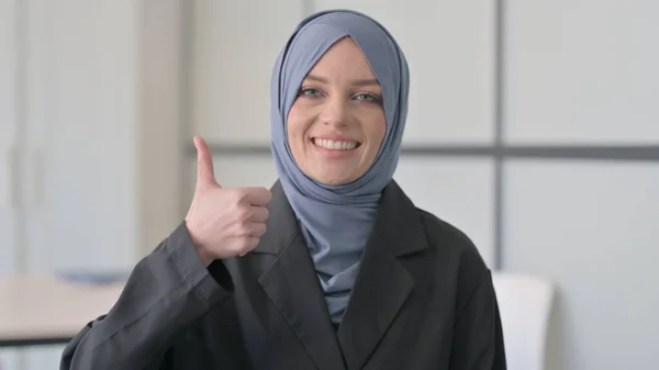 Portrait Une Femme Affaires Musulmane Qui Lève Pouce — Photo