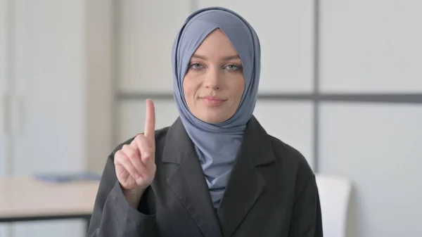 Portrait Muslim Businesswoman Denial Waving Finger — Stock Photo, Image
