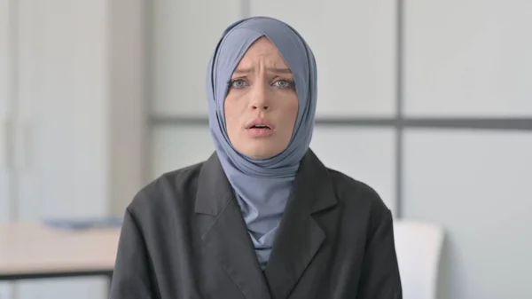 Porträtt Chockad Muslimsk Affärskvinna Undrar Vördnad — Stockfoto