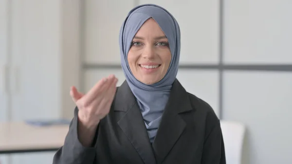 Πορτρέτο Της Μουσουλμάνας Επιχειρηματίας Προσκαλώντας Νέους Ανθρώπους — Φωτογραφία Αρχείου