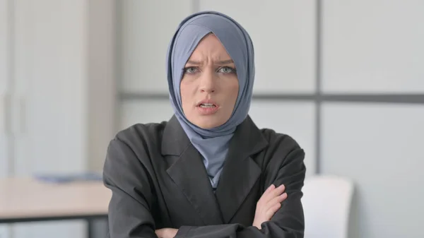 愤怒的穆斯林女商人的画像 争论与斗争 — 图库照片