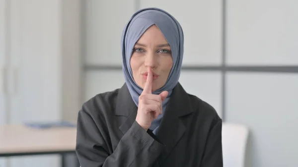 Porträt Einer Muslimischen Geschäftsfrau Mit Dem Finger Auf Den Lippen — Stockfoto