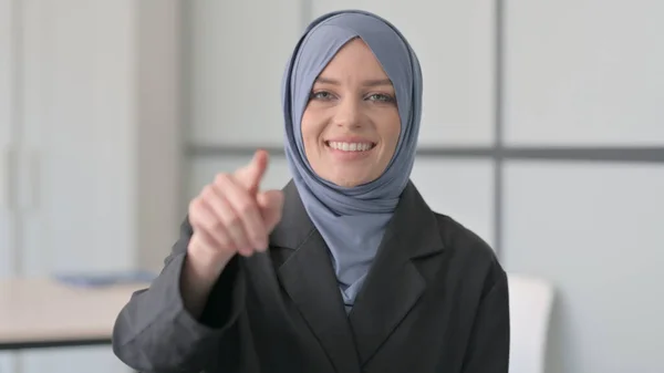 Портрет Мусульманської Ділової Жінки Яка Викладає Камері — стокове фото