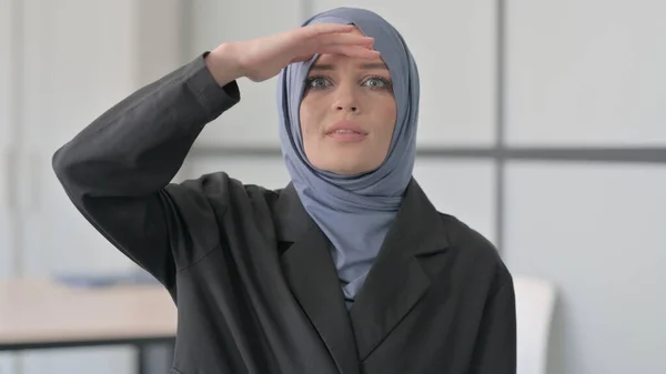 Porträt Einer Muslimischen Geschäftsfrau Auf Der Suche Nach Einer Chance — Stockfoto