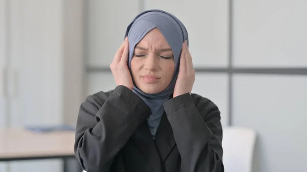 Porträt Einer Müden Muslimischen Geschäftsfrau Mit Kopfschmerzen — Stockfoto