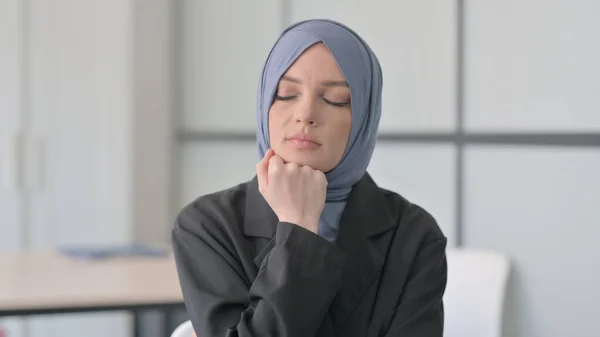 Портрет Сплячої Мусульманської Бізнес Леді Офісі — стокове фото