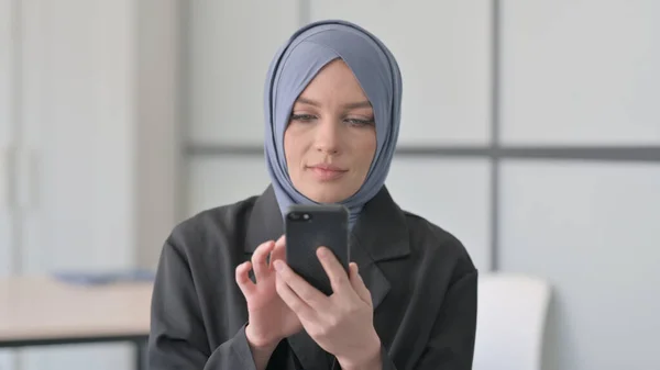 スマートフォンを使ったムスリムビジネスウーマンの肖像 — ストック写真