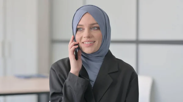 穆斯林女商人在电话交谈的肖像 — 图库照片