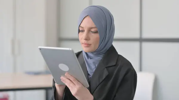 用平板电脑刻画穆斯林女商人的肖像 — 图库照片