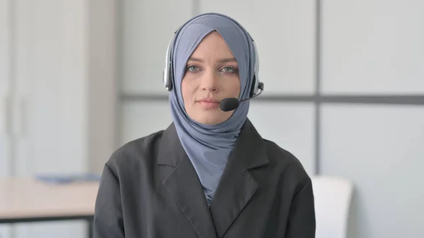 Muslimische Geschäftsfrau Mit Headset Blickt Callcenter Die Kamera — Stockfoto