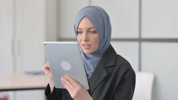 Porträt Einer Muslimischen Geschäftsfrau Beim Videochat Auf Dem Tablet — Stockfoto