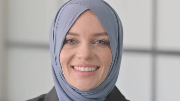 Close Van Glimlachende Moslim Zakenvrouw Gezicht — Stockfoto