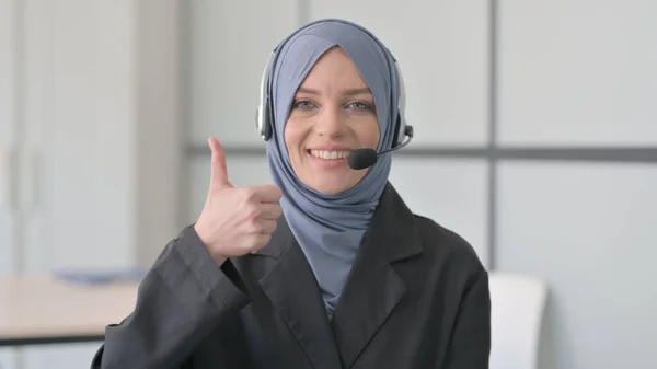 带着耳机在呼叫中心的穆斯林女商人的鼓噪声 — 图库照片