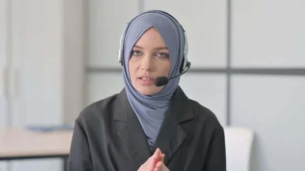 带耳机的穆斯林女商人在呼叫中心与网上客户交谈 — 图库照片